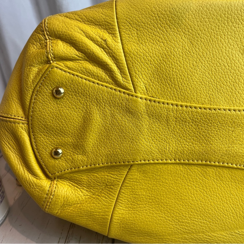 Isaac Mizrahi Live Yellow Pebbled Leather Drawstring Bucket Handbag  Purse Set - Picture 6 of 16